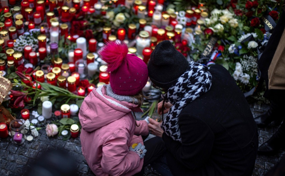 Πολίτες αφήνουν λουδούδια στη μνήμη των θυμάτων της δολοφονικής επίθεσης στην Πράγα/φωτό EPA
