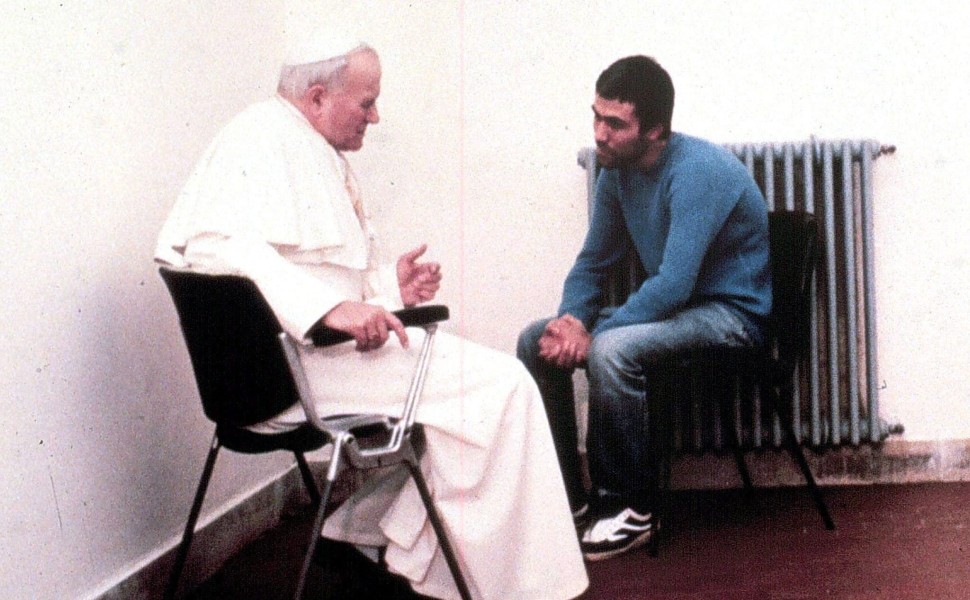 Η στιγμή που ο Πάπας Ιωάννης Παύλος Β' συνομιλεί με τον Μεχμέτ Αλί Αγκτσά στο κελί του δεύτερου στις ιταλικές φυλακές / EPA