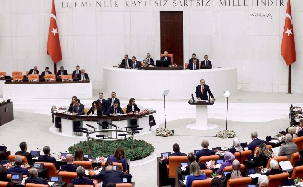 Εικόνα από την αίθουσα της Τουρκικής Εθνοσυνέλευσης (φωτο: ΑΠΕ-ΜΠΕ/EPA/NECATI SAVAS)