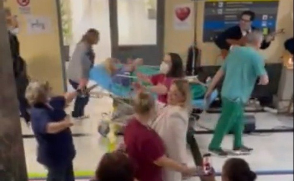 Νοσοκομείο Ερυθρός Σταυρός: Γλέντι με ζωντανή μουσική και χορό δίπλα στα...φορεία