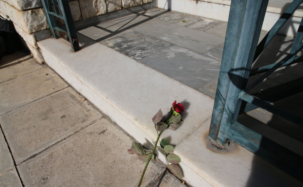 Ένα λουλούδι που άφησε κάποιος στην είσοδο της πολυκατοικίας στη Νέα Σμύρνη, όπου έγινε το έγκλημα (φωτο: INTIME)