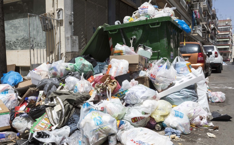 Σκουπίδια σε δρόμο της Θεσσαλονίκης (φωτο αρχείου: ΑΠΕ-ΜΠΕ/PIXEL/ΣΩΤΗΡΗΣ ΜΠΑΡΜΠΑΡΟΥΣΗΣ)