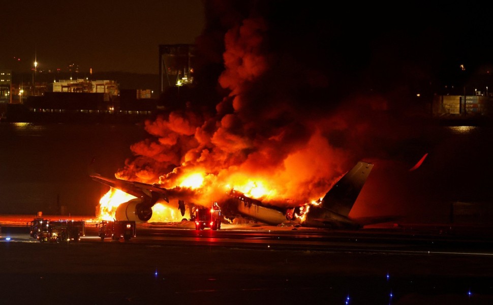 Συγκλονιστικές εικόνες από το αεροδρόμιο Haneda στο Τόκιο / Reuters