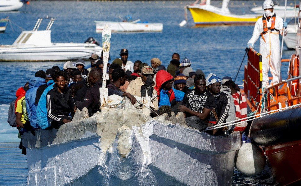 Μετανάστες αποβιβάζονται στα Κανάρια Νησιά στην Ισπανία. Φωτό: Reuters