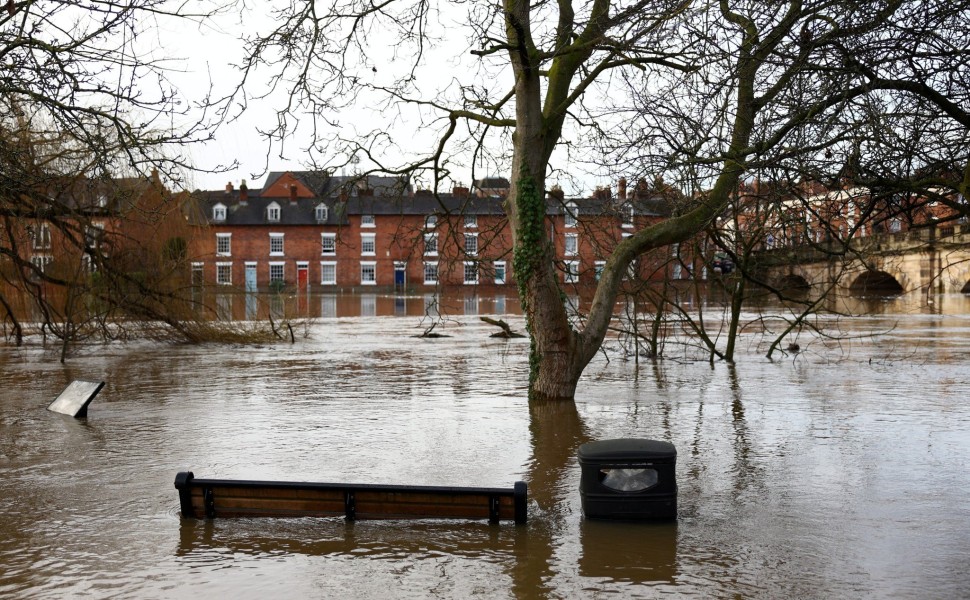 Η καταιγίδα Χενκ σαρώνει τη Βρετανία. Φωτό: Reuters