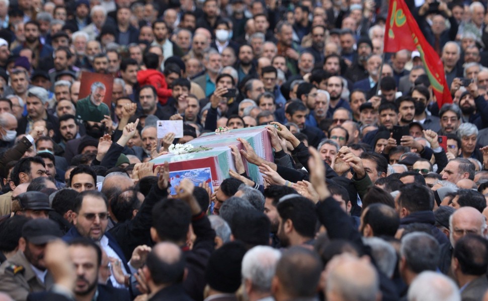 Φωτογραφία από κηδεία θύματος της πολύνεκρης επίθεσης στο Ιράν.
Πηγή: Reuters