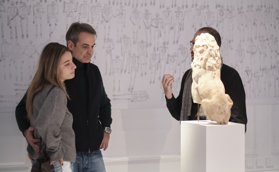 Ο Κυριάκος Μητσοτάκης με την κόρη του Δάφνη, στο Μουσείο Κυκλαδικής Τέχνης.