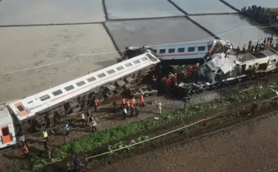 Train collision in Indonesia Photograph:(Twitter)