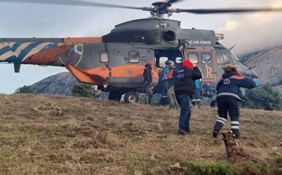 Ελικόπτερο του Ενιαίου Κέντρου Συντονισμού Έρευνας και Διάσωσης μεταφέρει τον 38χρονο στο νοσοκομείο (Πηγή: Onlarissa.gr)