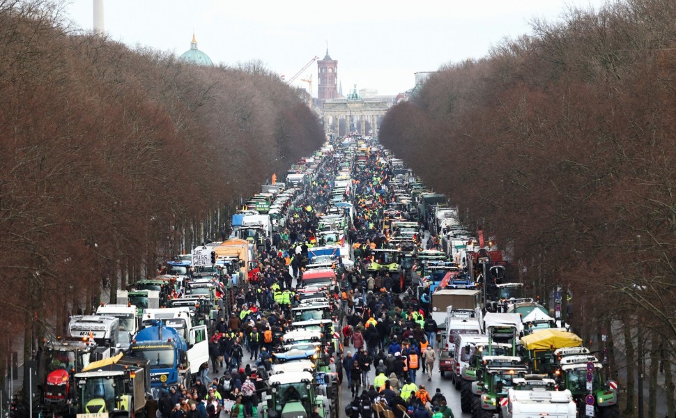Χιλιάδες αγρότες με τα τρακτέρ τους στο Βερολίνο, δεν κάνει πίσω η κυβέρνηση Σολτς / Reuters