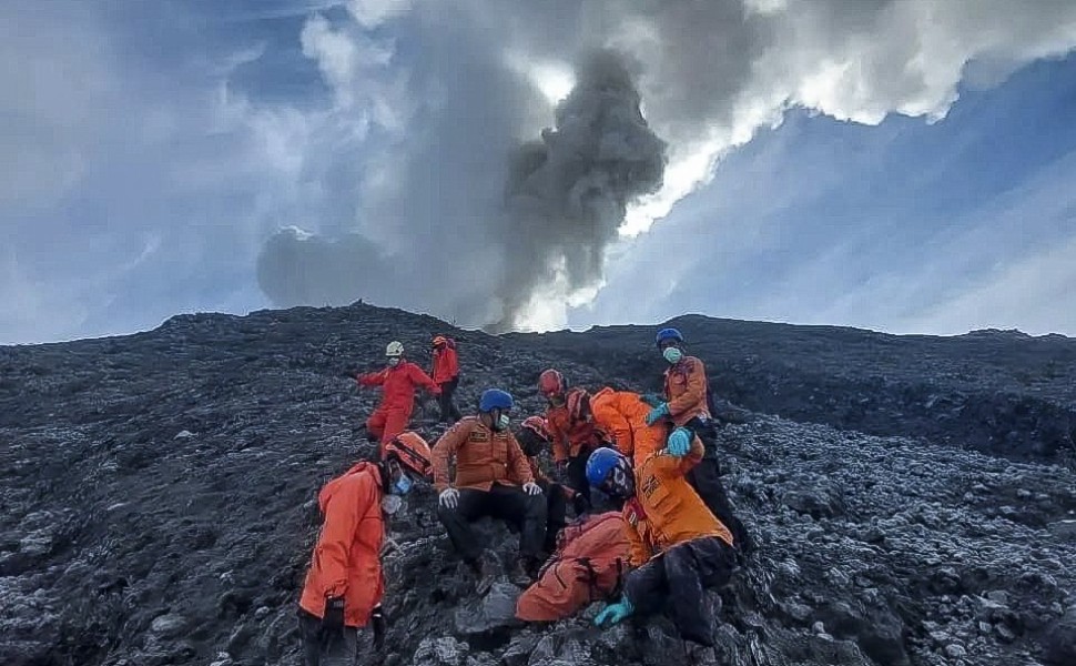 Το ηφαίστειο Μαραπί στην Ινδονησία - Φωτογραφία ραχείου ΑΠΕ / EPA