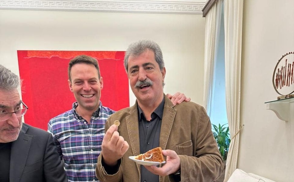 Γέλια και χαρές με τον Παύλο Πολάκη να έχει κερδίσει το φλουρί της πρωτοχρονιάτικης πίτας του ΣΥΡΙΖΑ...