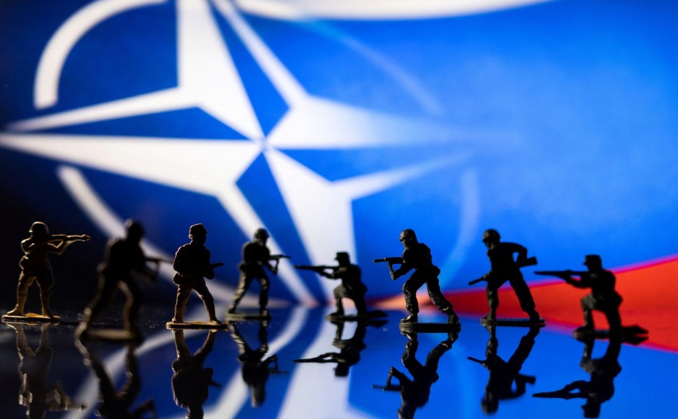 Φιγούρες στρατιωτών μπροστά από τις σημαίες του ΝΑΤΟ και της Ρωσίας / Φωτ. Reuters