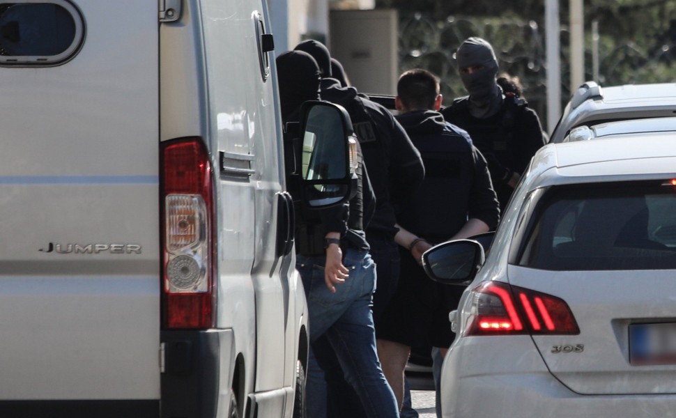 Εικόνα από την μεταφορά των συλληφθέντων για τη Greek Mafia στον εισαγγελέα (φωτο: Eurokinissi)
