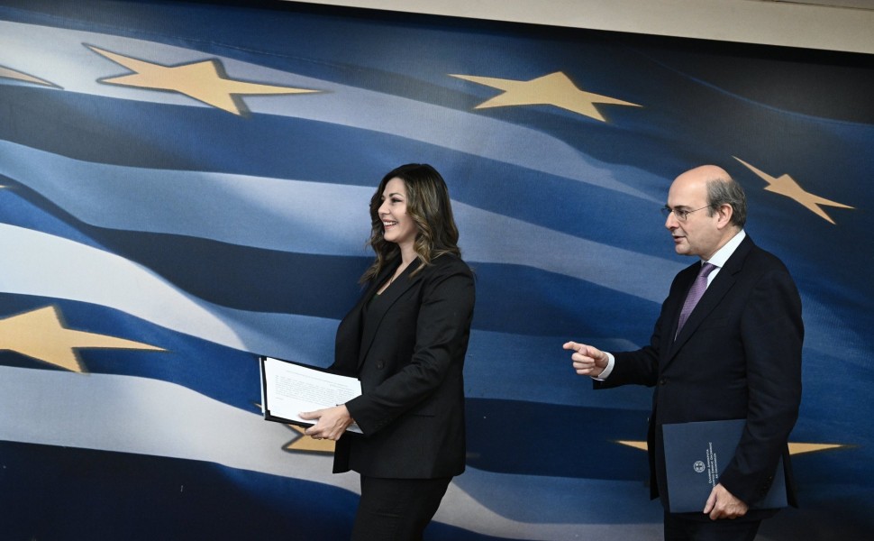 Νέα μέτρα για τη στήριξη της οικογένειας ανακοίνωσαν οι Κωστής Χατζηδάκης και Σοφία Ζαχαράκη / Φωτ. Eurokinissi