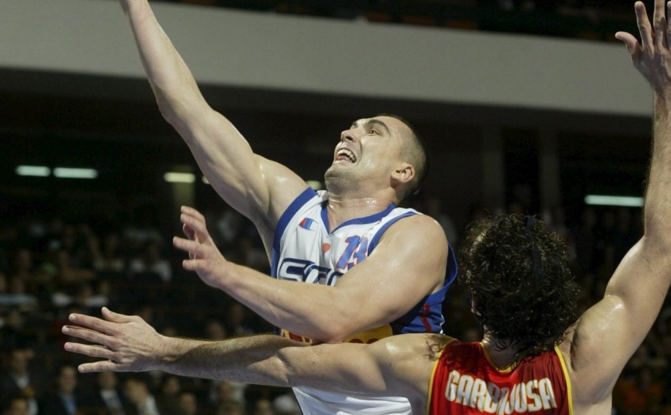 Ο Ντέγιαν Μιλόγεβιτς κόντρα στον Σέρχιο Γκαρμπαχόθα στο Eurobasket 2005 / Φωτ.: ΕΡΑ, ΑΠΕ-ΜΠΕ