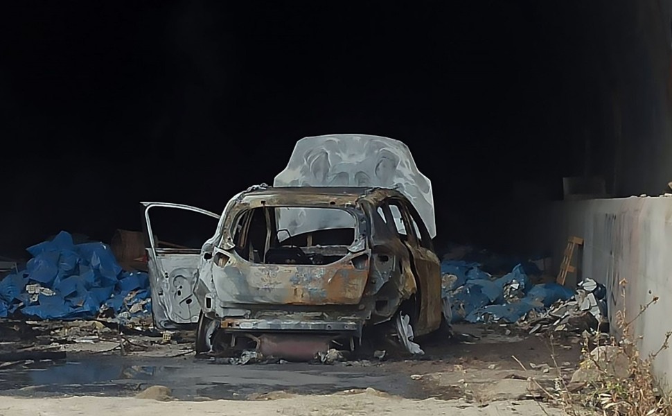 Το όχημα με το οποίο διέφυγαν και έκαψαν στη συνέχεια οι δράστες της εκτέλεσης του Β. 
Ρουμπέτη (φωτο: Intime)