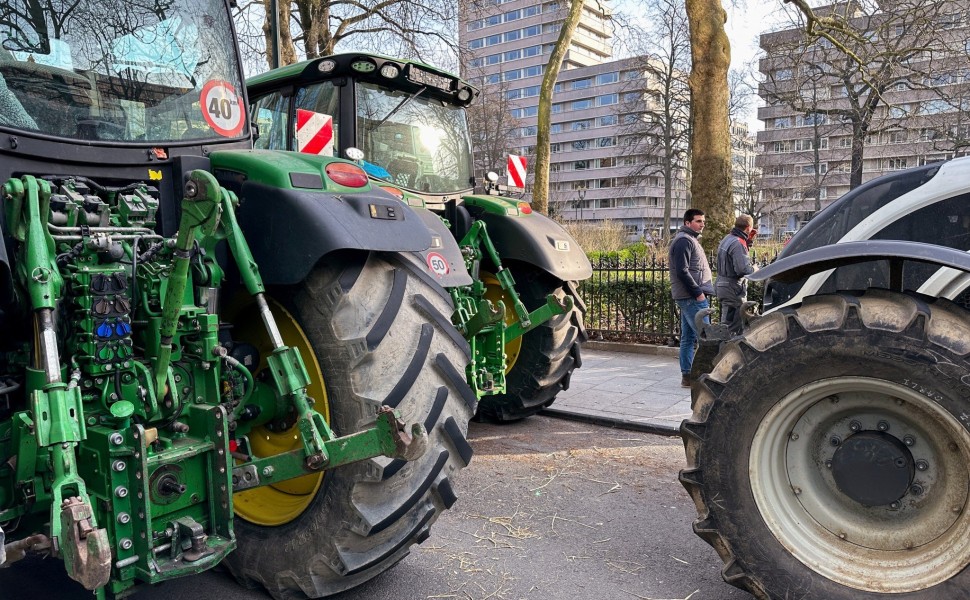 Αγρότες σε πλατεία των Βρυξελλών. Φώτο: Reuters