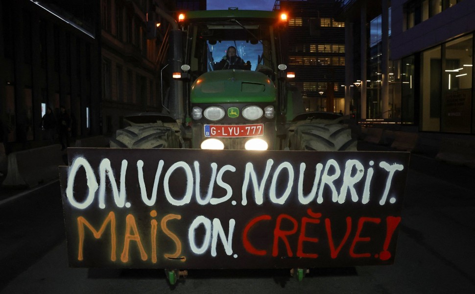 Δεν υποχωρούν οι Βέλγοι αγρότες. Στο δρόμο τα τρακτέρ με πανό που γράφει "Σας ταΐζουμε αλλά λιμοκτονούμε" / Πηγή: Reuters