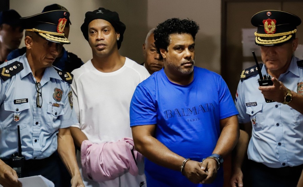 ΑΠΕ-ΜΠΕ // Ο Ροναλντίνιο μαζί με τον αδερφό του κατά τη σύλληψή τους στη Παραγουάη