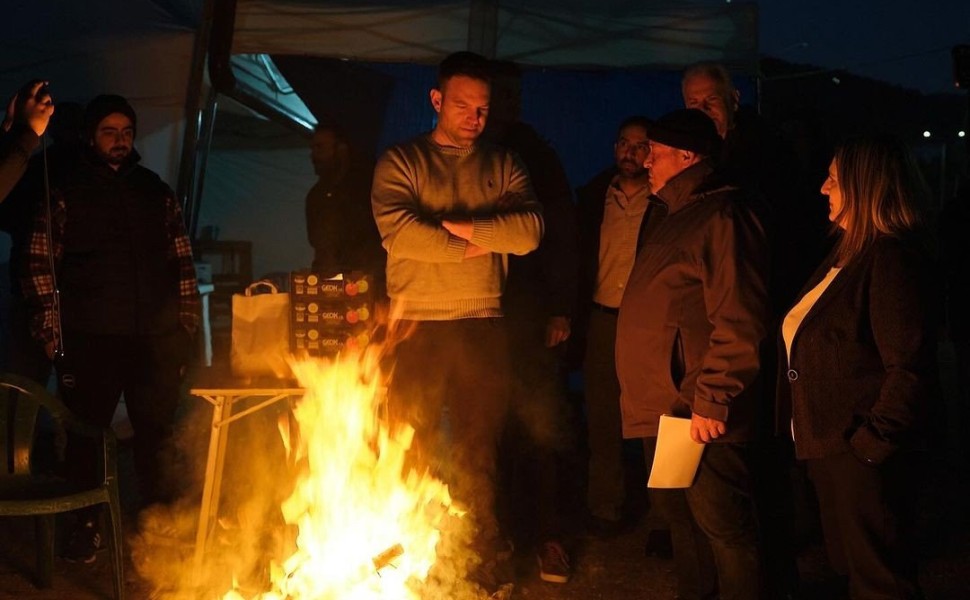 Ο Στέφανος Κασσελάκης δίπλα στις αυτοσχέδιες φωτιές των αγροτών / Eurokinissi
