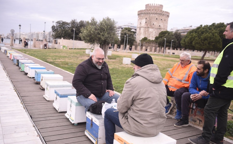 Μελισσοκόμοι διαμαρτυρήθηκαν στην παραλιακή της Θεσσαλονίκης τοποθετώντας κυψέλες κατά μήκος του δρόμου / Intime