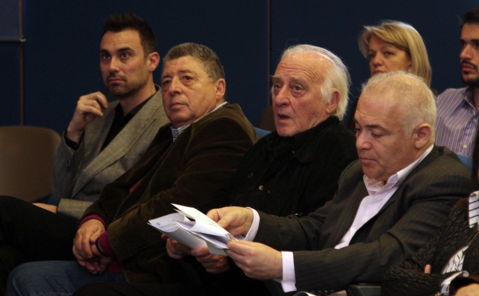 Δεύτερος από αριστερά ο σκηνοθέτης Βασίλης Βλαχοδημητρόπουλος – Δίπλα του ο ηθοποιός Γιώργος Καπουτζίδης (Α), ο συνθέτης Γιώργος Χατζηνάσιος (δεύτερος από δεξιά) και ο δημοσιογράφος Βασίλης Ταλαμάγκας / Φωτ.: ΑΠΕ-ΜΠΕ