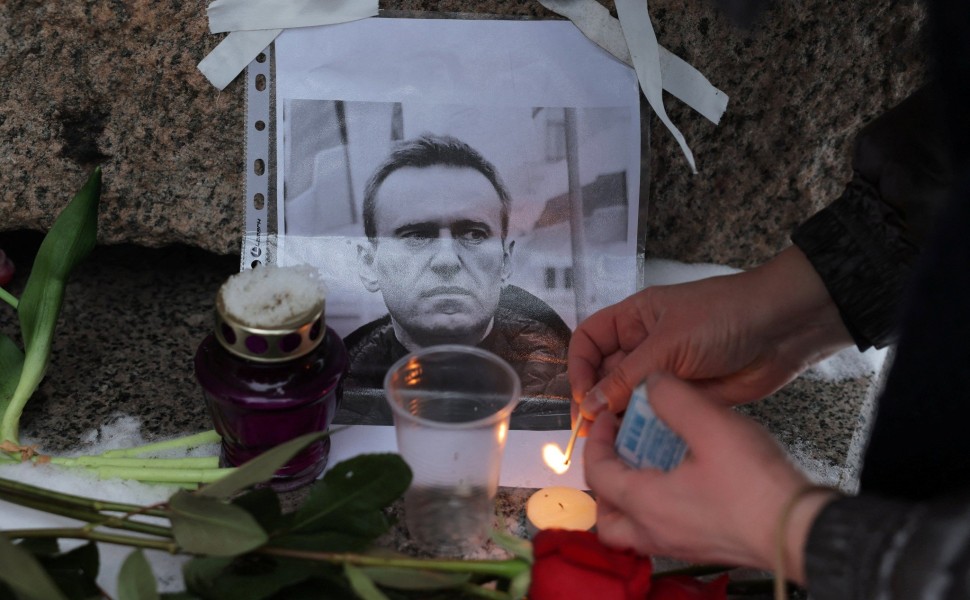 Λουλούδια και κεριά στη μνήμη του Ναβάλνι στην Αγία Πετρούπολη / Reuters