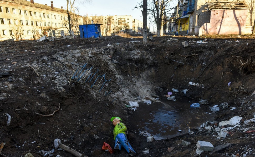 Κρατήρας από βομβαρδισμό σε πόλη της Ουκρανίας / Φωτογραφία αρχείου ΑΠΕ - EPA