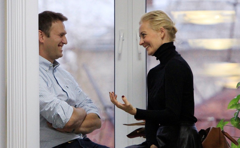 Ο Αλεξέι Ναβάλνι με τη σύζυγό του/ φωτό αρχείου Reuters