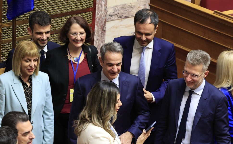 Ο Αλέξης Πατέλης μαζί με τον πρωθυπουργό μετά την ψήφιση του νομοσχεδίου για τα ομόφυλα ζευγάρια στη Βουλή/φωτό Eurokinissi
