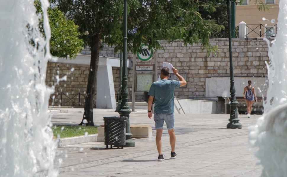 Στιγμιότυπο καύσωνα στο κέντρο της Αθήνας. Τρίτη 3 Αυγούστου 2021 . (EUROKINISSI / ΓΙΕΝΑΝΤΑ ΝΤΑΛΕΙ )