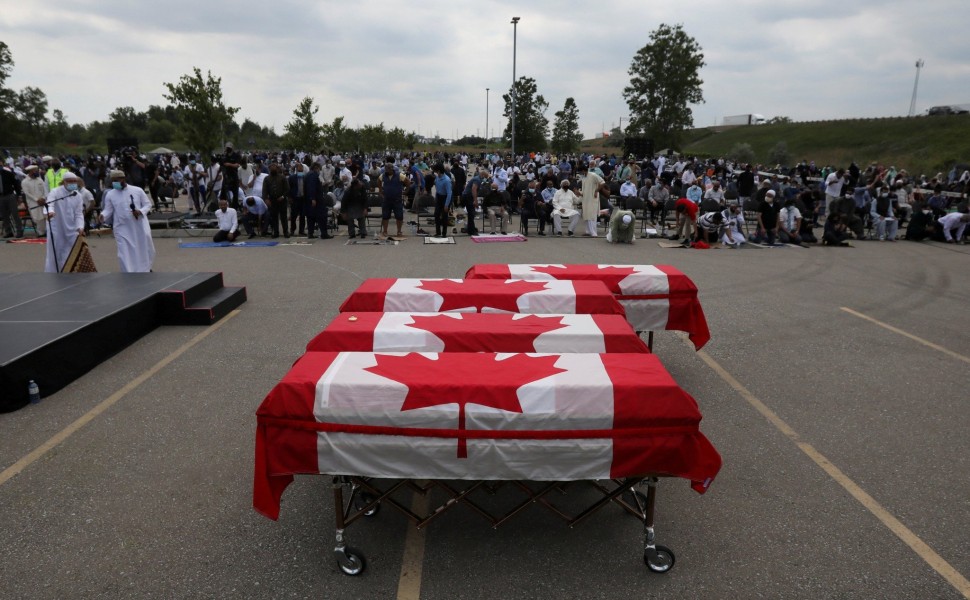 Με την Καναδική σημαία στα φέρετρα των μελών της μουσουλμανικής οικογένειας / Reuters