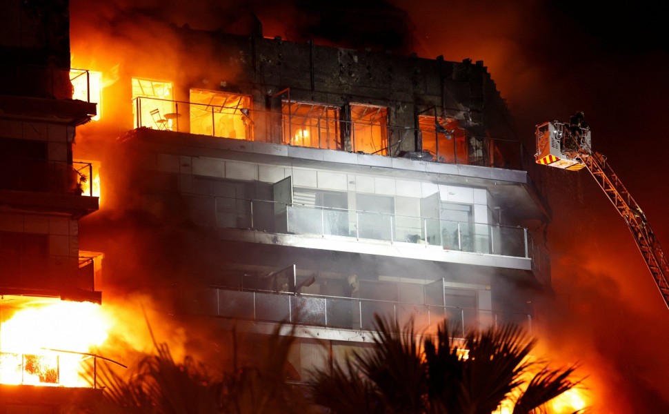 14όροφη πολυκατοικία τυλίχθηκε στις φλόγες στην πόλη Βαλένθια της Ισπανίας / Reuters