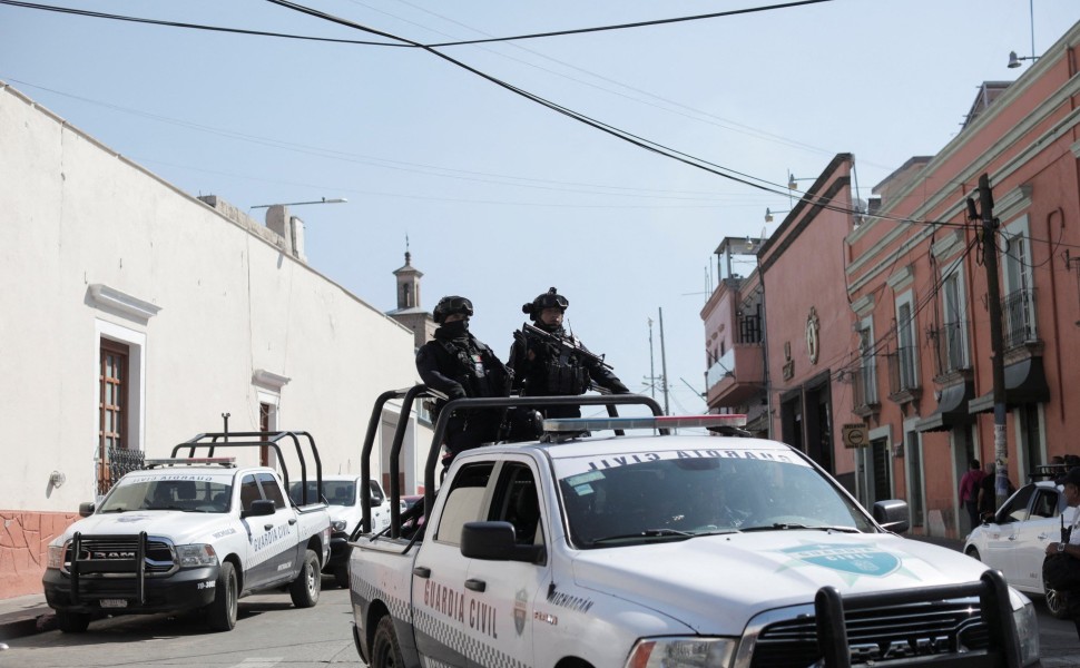 Αστυνομικές δυνάμεις στον τόπο δολοφονίας του ενός υποψηφίου δημάρχου στην πόλη του Μεξικού / πηγή: Reuters