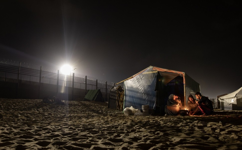 Πρόσφυγες σε καταυλισμό στη Ράφα (φωτο: ΑΠΕ-ΜΠΕ/EPA/HAITHAM IMAD)