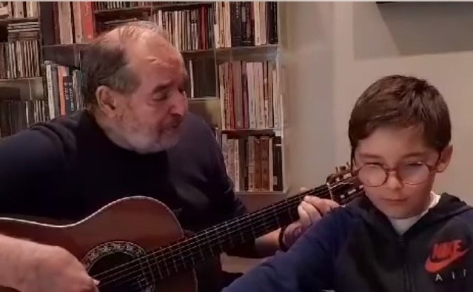 Ο Θέμης Ανδρεάδης τραγουδά με τον εγγονό του/Facebook
