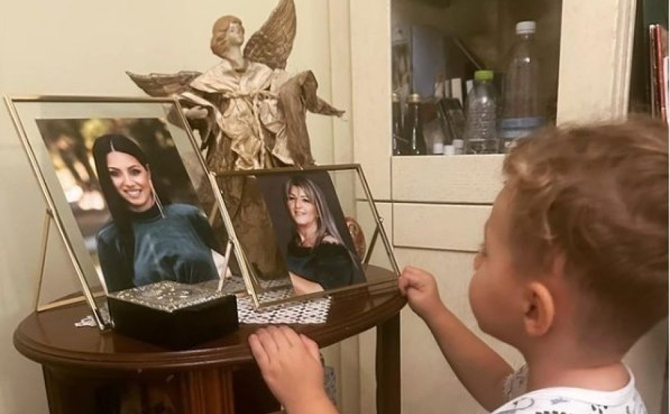 Ο μικρός Χρήστος κοιτάζει τη φωτογραφία της μητέρας του, που τόσο άδικα έχασε τη ζωή της στα Τέμπη/Instagram
