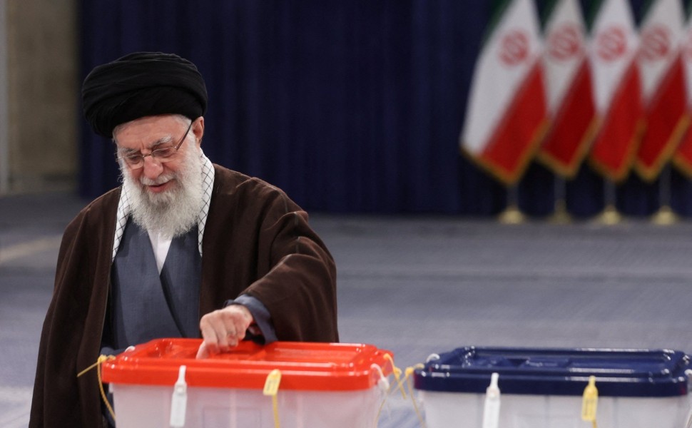 Ο αρχηγός του κράτους αγατολάχ Αλ Χαμεϊνί ψήφισε / Reuters
