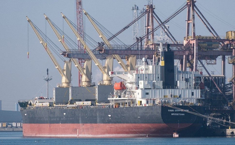 Το πλοίο True Confidence που βρίσκεται στον κόλπο του Άντεν χτυπήθηκε από τους Χούθι / Reuters