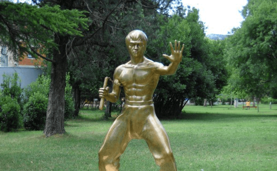 To άγαλμα του Μπρους Λι στο κέντρου του Μόσταρ