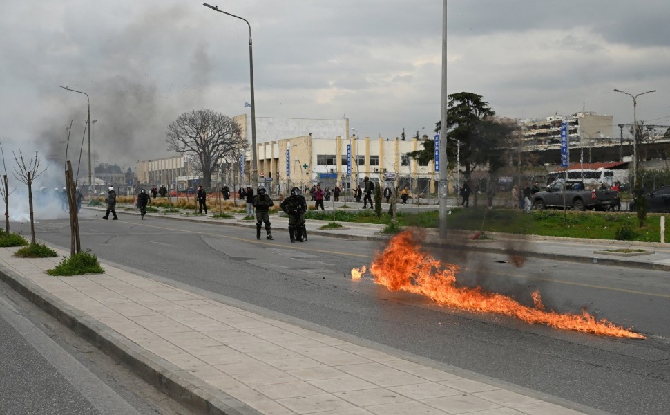 Εικόνα από τα επεισόδια στη Θεσσαλονίκη, μετά την πορεία για τα Τέμπη (φωτο: Intime)