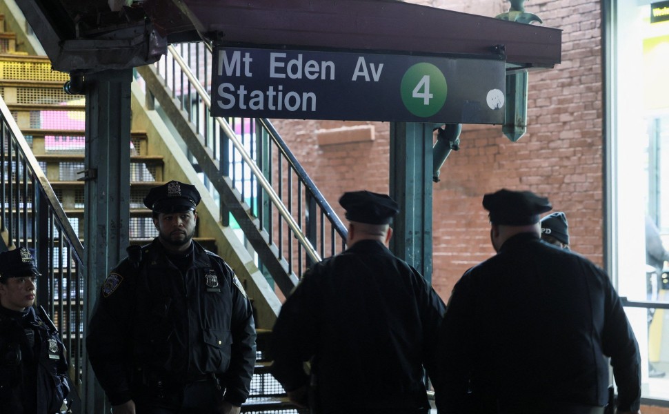 Αστυνομικοί έξω από σταθμό του μετρό στη Νέα Υόρκη / Reuters