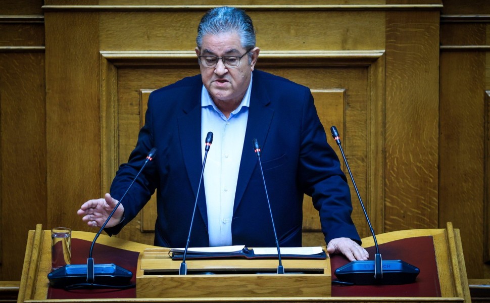 O Γενικός Γραμματέας του ΚΚΕ Δημήτρης Κουτσούμπας στο βήμα της Βουλής / Eurokinissi