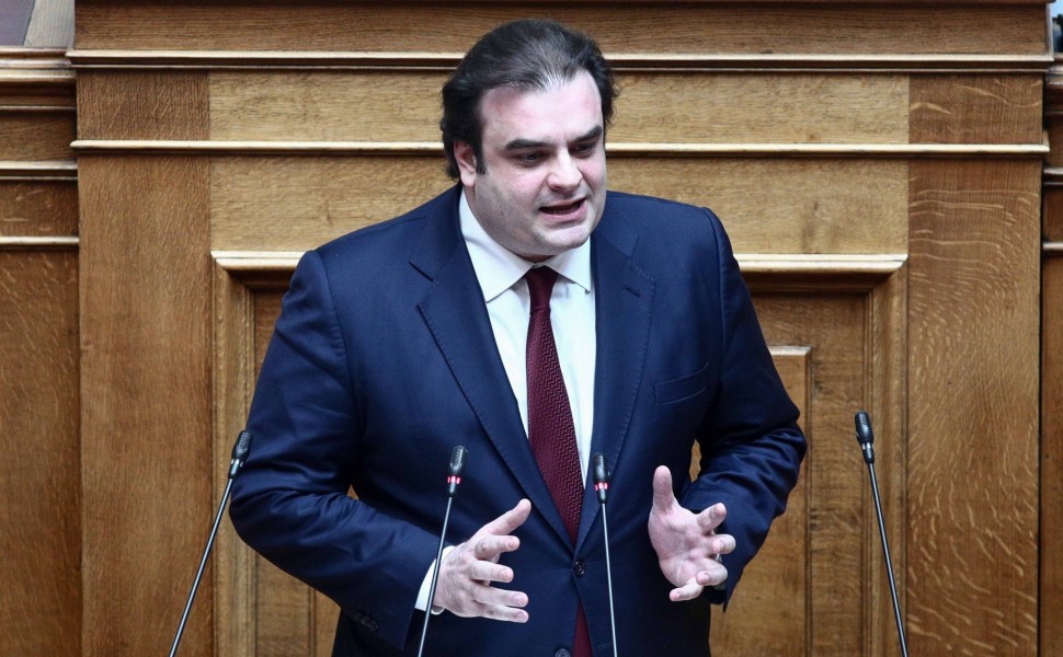 O Κυριάκος Πιερρακάκης στη Βουλή, απαντά στην ανάρτηση Τσίπρα / φωτ. Eurokinissi