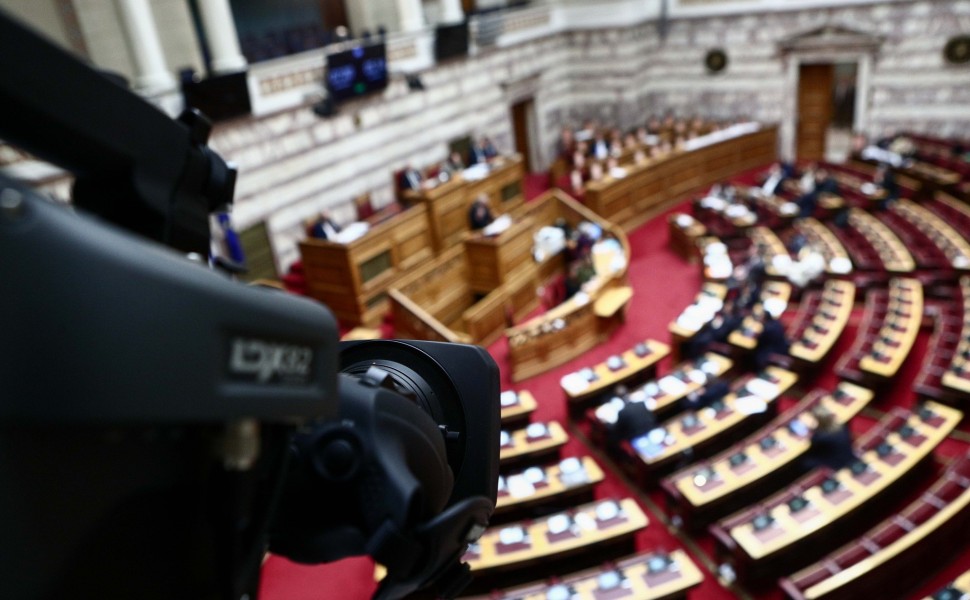 Νέα κόντρα στη Βουλή ανάμεσα σε ΝΔ και ΠΑΣΟΚ για την αναθεώρηση του άρθρου 16 / Eurokinissi
