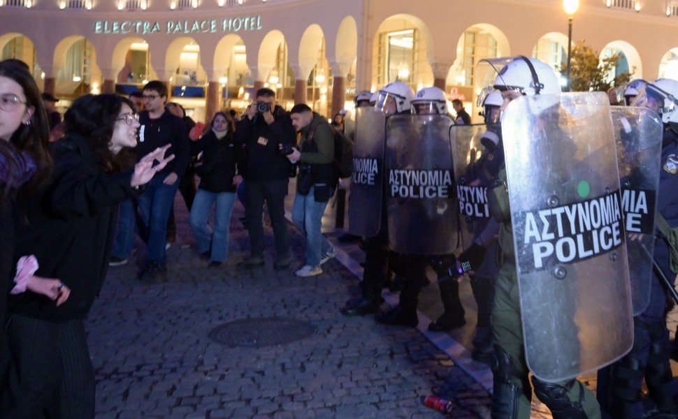 Νέα ένταση στην Αριστοτέλους μεταξύ διαδηλωτών και ΜΑΤ / Eurokinissi