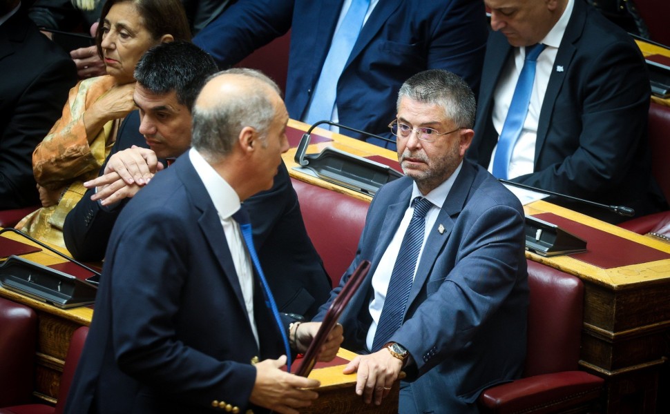 Ο Κυριάκος Βελόπουλος και ο Πάυλος Σαράκης στη Βουλή/ Eurokinissi