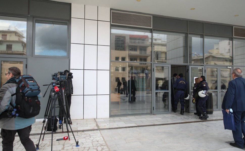 Εικόνα έξω από τη δικαστική αίθουσα όπου εκδικάζεται η υπόθεση της μαστροπείας και βιασμού της 12χρονης από τον Κολωνό (φωτο αρχείου: Eurokinissi)
