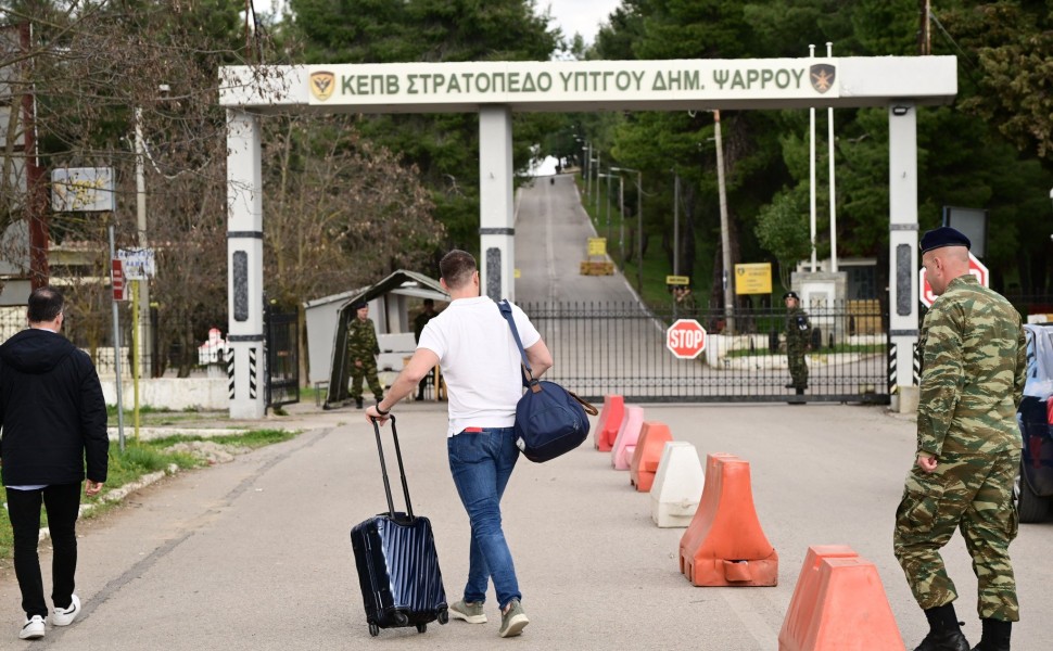 Ο Στέφανος Κασσελάκης στην πύλη του στρατοπέδου Φωτ.: Eurokinissi